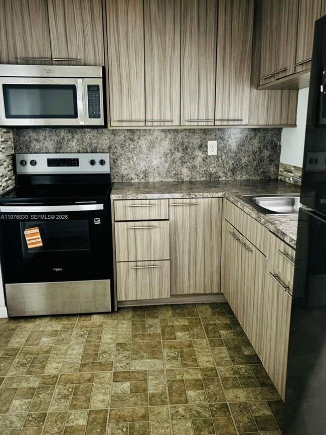 Building Photo - 9143 SW 77th Ave