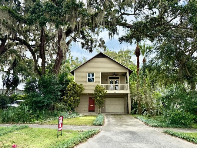 Adorable Two Story 2/2 Townhome in College... - Adorable Two Story 2/2 Townhome in College...