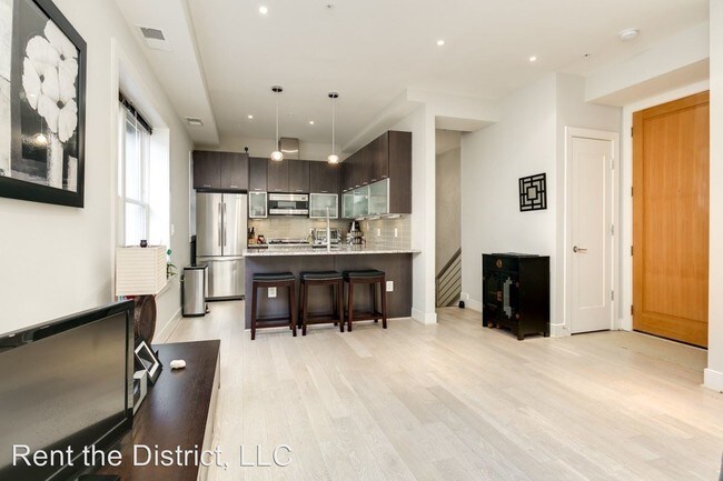 Building Photo - 1 br, 1.5 bath House - 2142 O Street NW #2