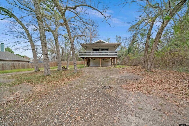 Building Photo - 20973 Lakeview Dr