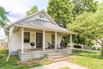 Building Photo - 2109 N Rosewood Ave