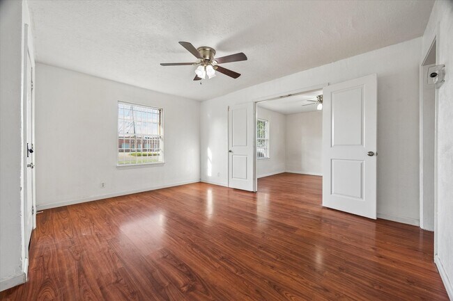 Foto del edificio - 7119 Long Point Rd