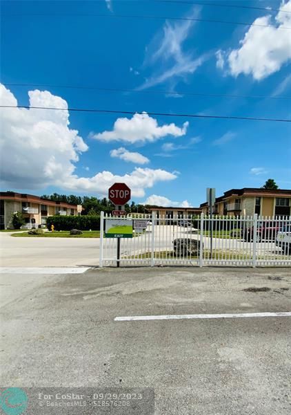 Building Photo - 5500 SW 77th Ct