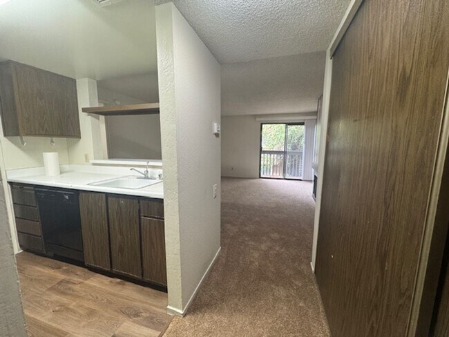 Foto del edificio - Stunning Timberlake Lodge Condo in Quiet Arden-Arcade Community!