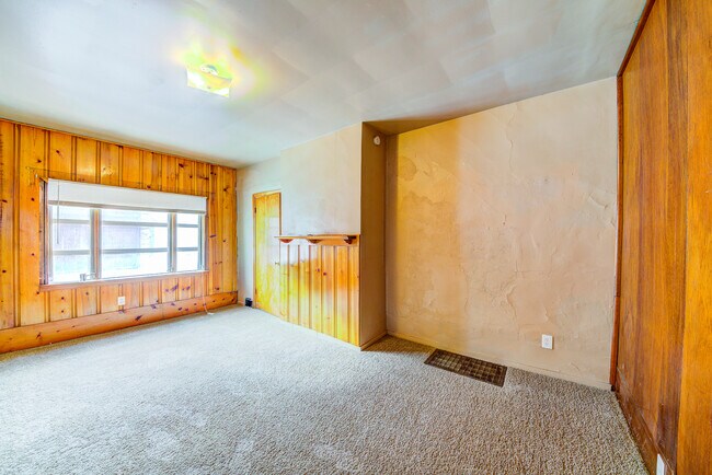 Building Photo - AVAILABLE JULY 2026 - Spacious 2 Bedroom, 1.5 Bathroom Home!