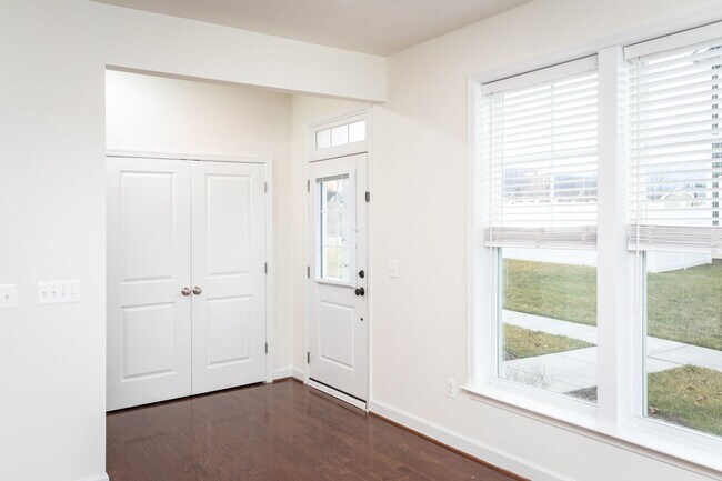 Building Photo - Luxury Townhouse