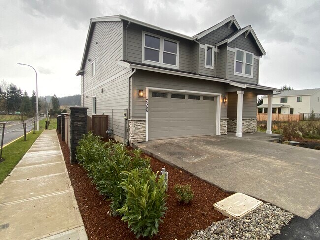 Fachada de la casa con vista a la acera - 17366 SE Hemrich Rd