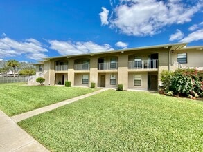 Building Photo - 145 Cypress Way E