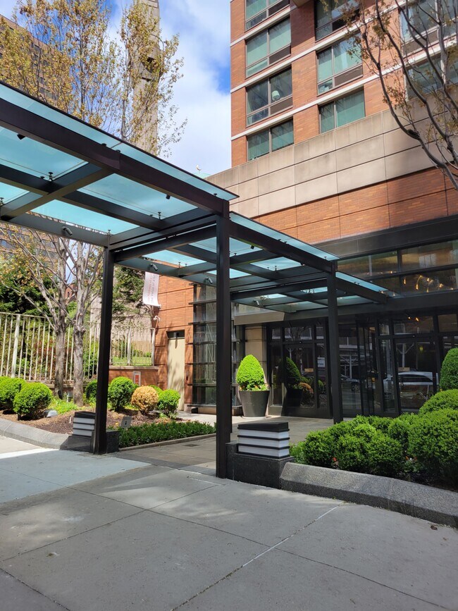 Foto del edificio - 217 E 96th St