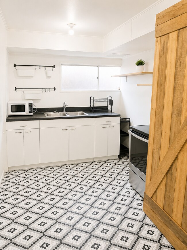 Foto del edificio - Large Basement Apartment For Rent