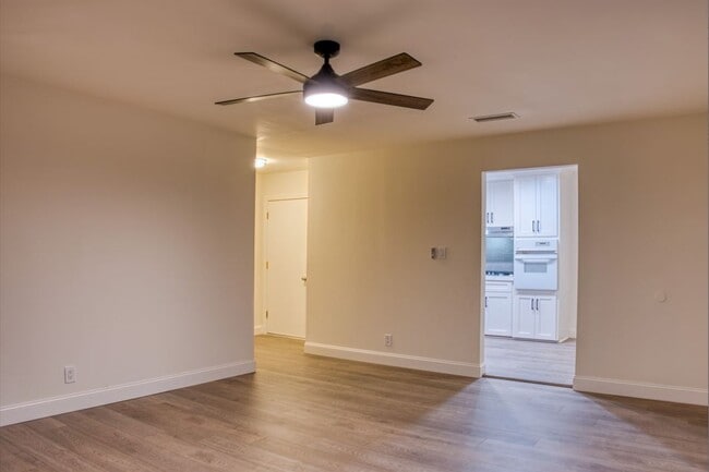 Building Photo - 1009 E Alexander Ave