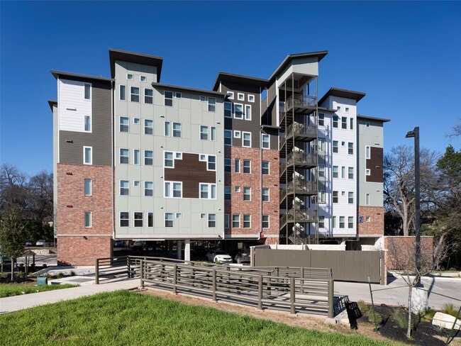 Building Photo - 1800 S I-35 Frontage Rd