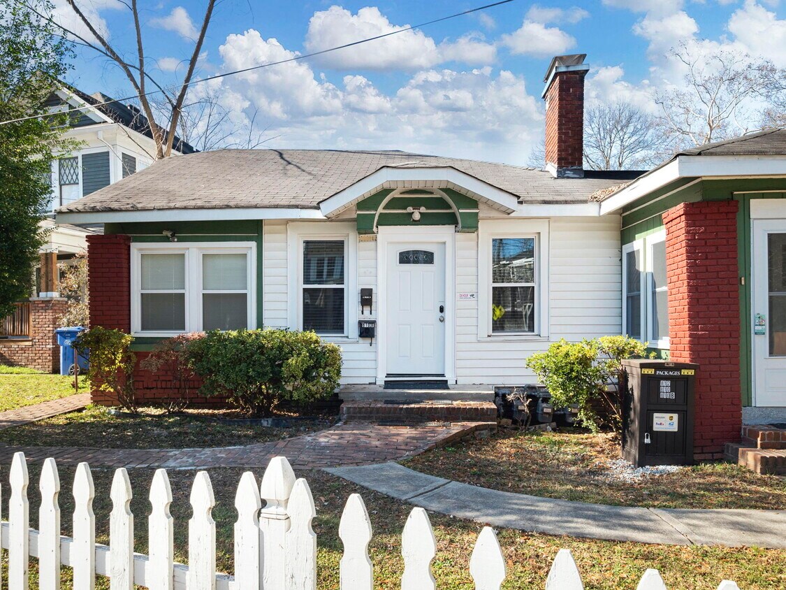 Puerta principal - 810 Monroe Dr NE
