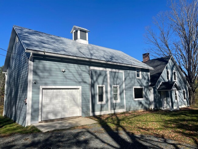 Building Photo - Private, fully remodeled home in Lenox!