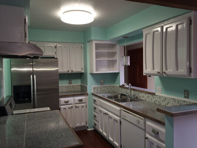 Building Photo - 1464 Avenida de las Americas