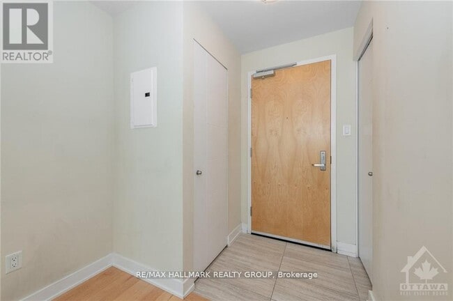 Building Photo - 40-2040 Nepean St