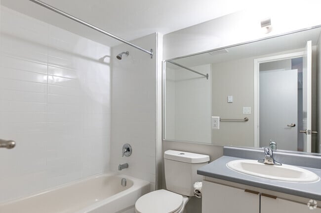 1BR, 1BA - 622SF - Bathroom - Riverside Tower