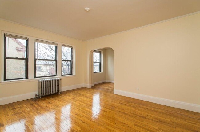 Building Photo - One Month Rent-Free, No Brokers Fee, Heat, Hot Water Included, Gym, Laundry Facility, Elevator in...
