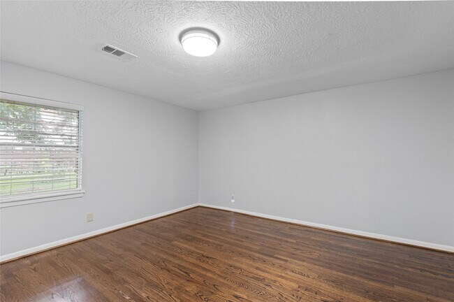 Foto del edificio - 118 E Thornton Rd