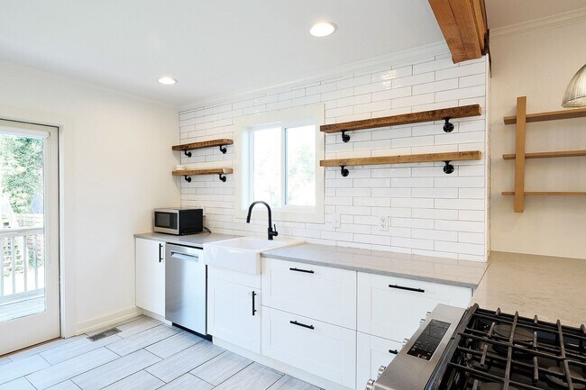 Foto del edificio - Charming Pet-Friendly Belmont Home With Fenced Yard