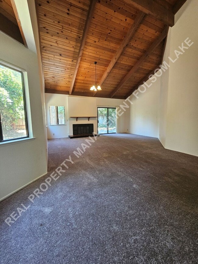 Building Photo - Spacious 3-bedroom 2.5 bath in South Davis