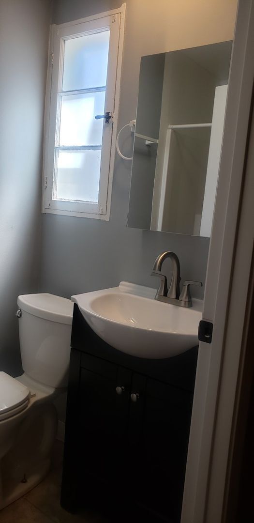 Foto del edificio - 4-plex One Bedroom unit available May 7th-Browns Addition Neighborhood