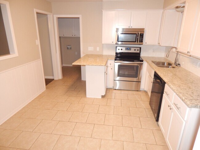 Foto del edificio - Coming Soon, Beautiful 3 Bedroom, 2 Bath Home w/Storage Building in Tyler!