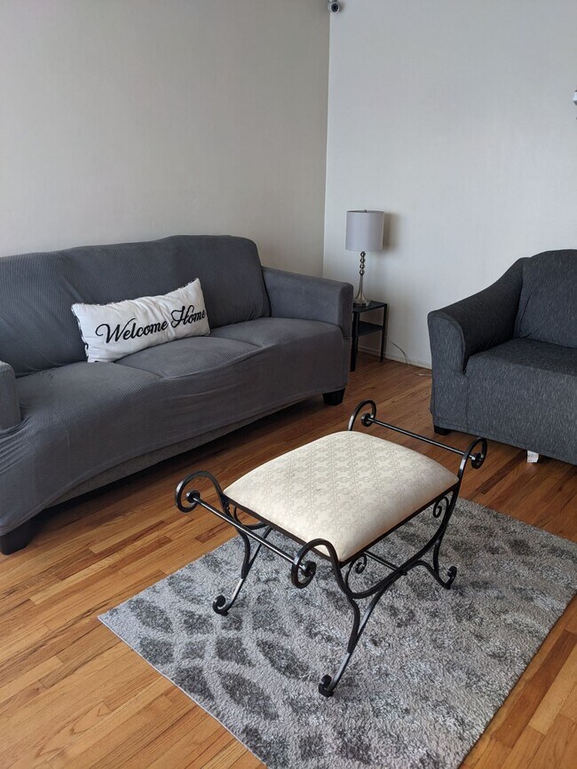 Original hardwood flooring throughout - 5042 Palin St