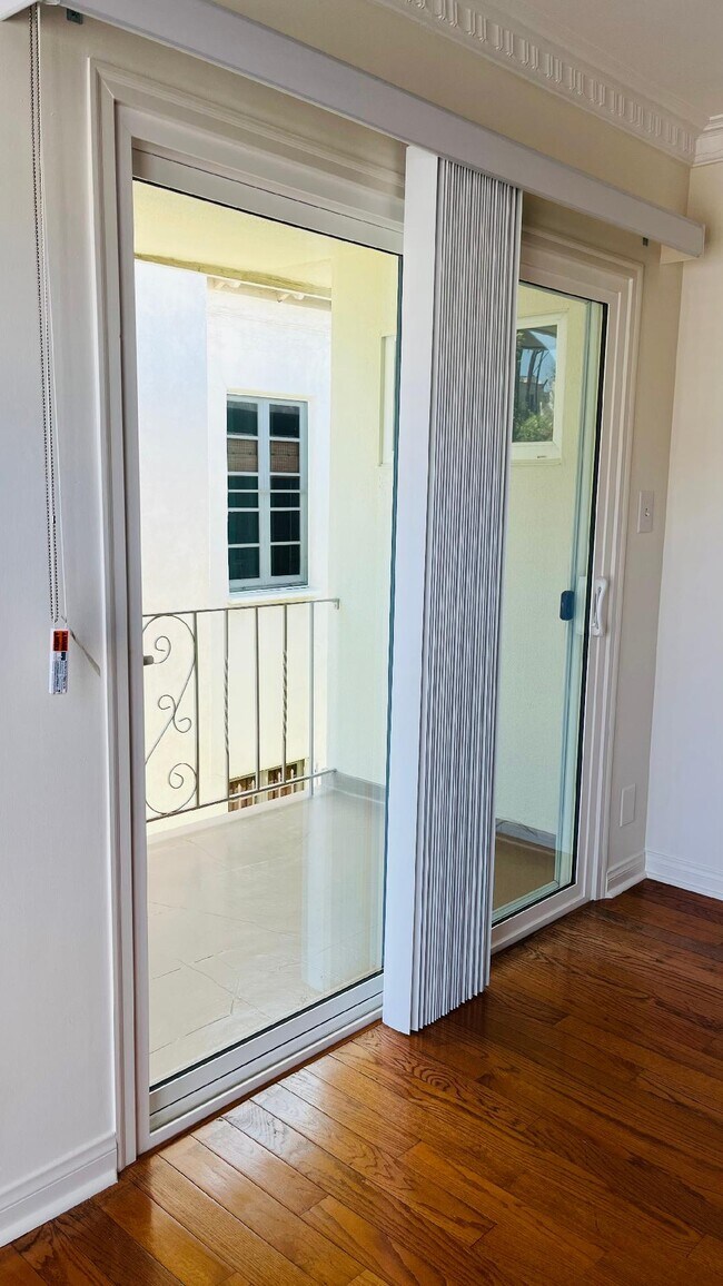 Foto del edificio - 859 S Sherbourne Dr