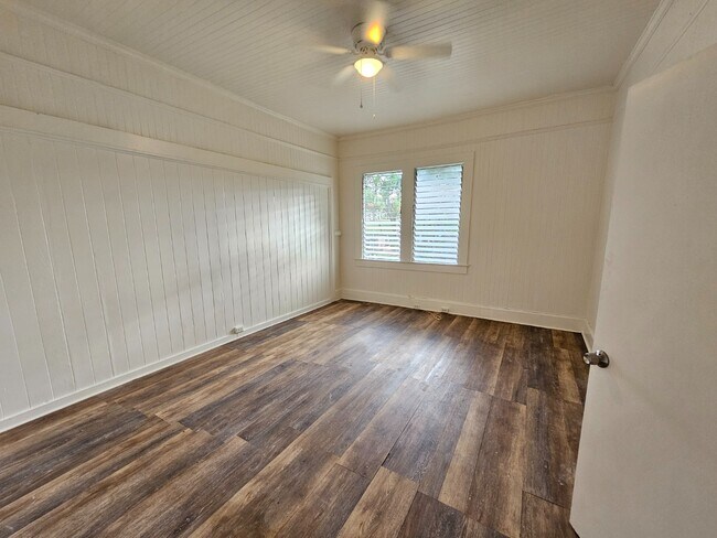 Foto del edificio - 2 Bed 1 Bath Apartment with one parking.  Tenant pay all utilities.