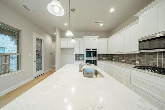 Foto del edificio - 7613 Regal Ln