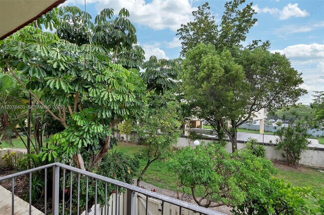 Foto del edificio - 1655 NE 115th St