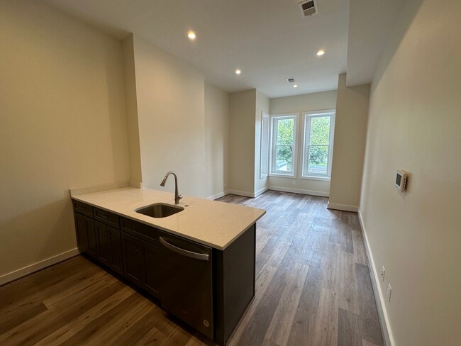 Building Photo - 507 Seward Sq SE