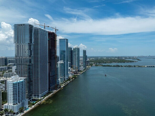 Foto del edificio - 700 NE 24th St