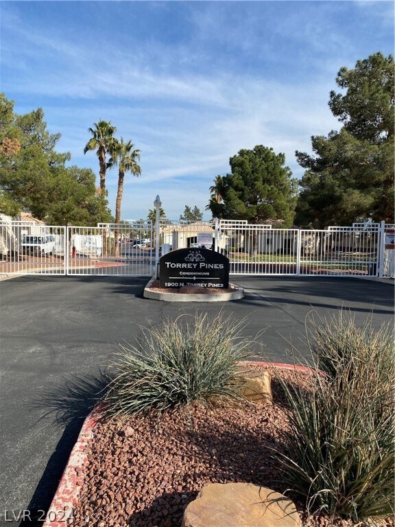 Primary Photo - 1900 N Torrey Pines Dr