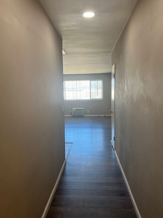 Building Photo - Remodeled, Spacious and Bright 1 Bedroom