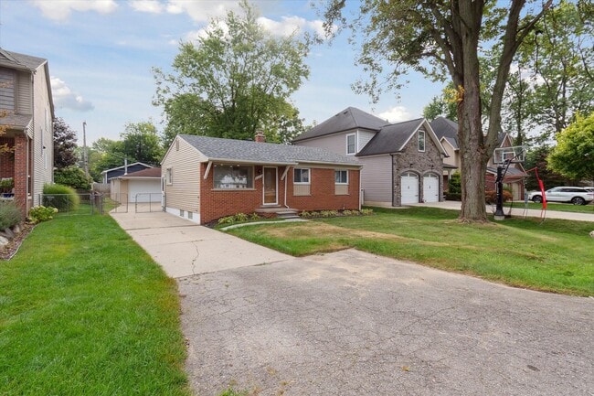 Private driveway with lots of guest parking. - 9244 Northern Ave