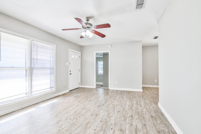 Foto del edificio - A MUST SEE - GREAT COLLEGE PROPERTY! PRELE...