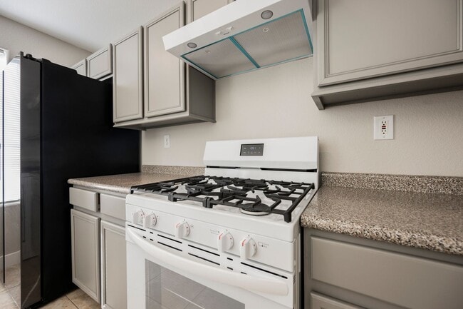 Building Photo - 6075 Las Nubes Dr