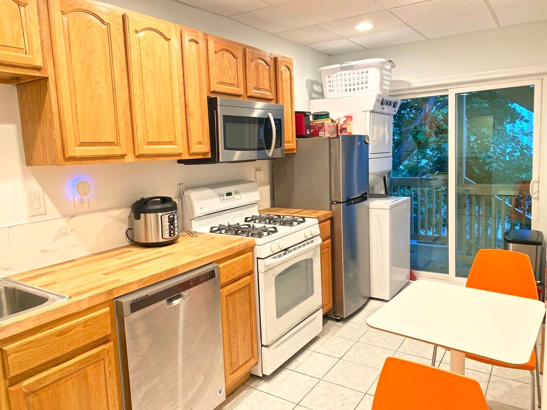Foto principal - 130 W 8th St