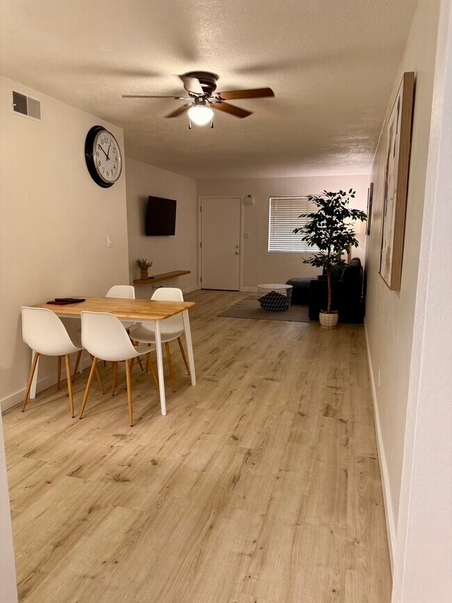 Foto del edificio - 3301 E Earll Dr