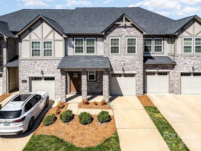 Foto del edificio - 9320 Glenburn Ln
