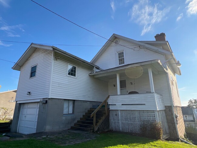 Building Photo - Downtown- 3 bedroom house- Available 5/20/...