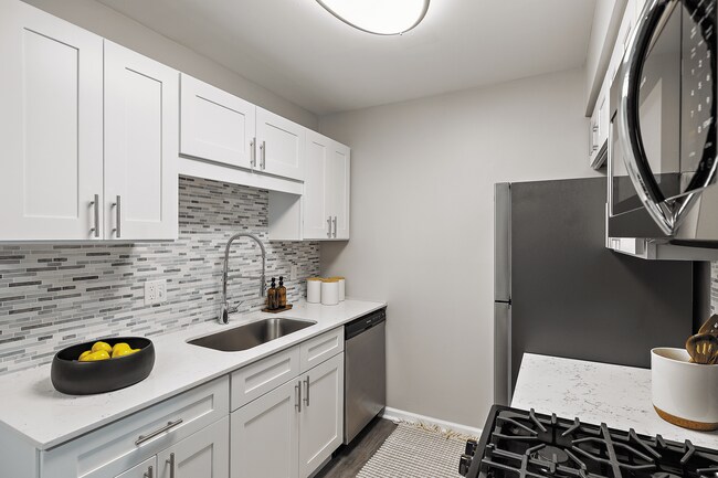 Revestimiento de azulejos en la pared de la cocina - Residences at Grand Blanc