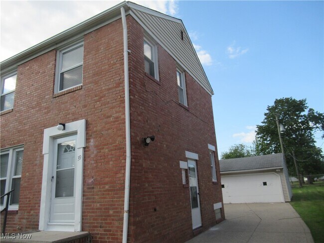 Building Photo - 39 Eldred Ave