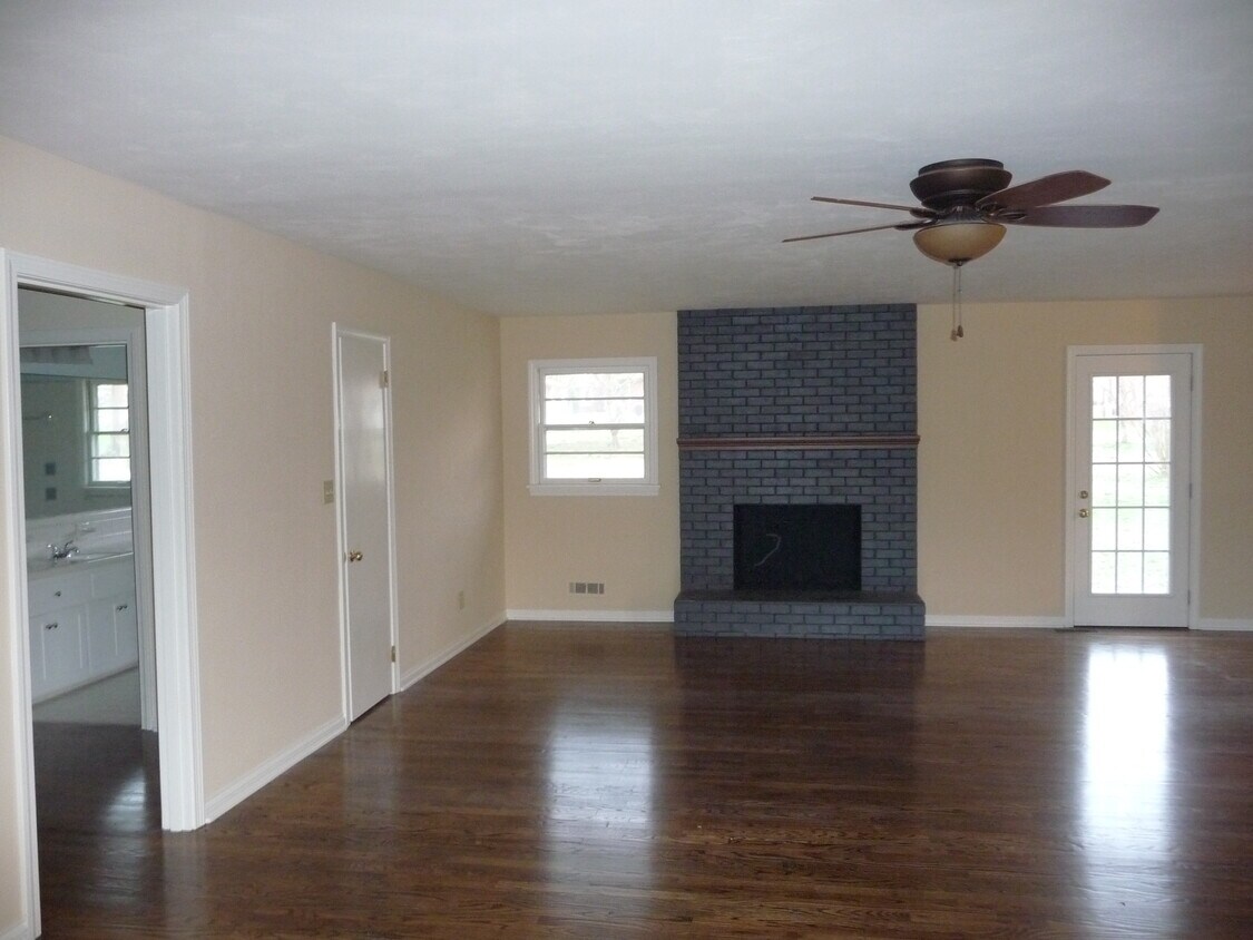 Family Room - 1321 Leeson Way