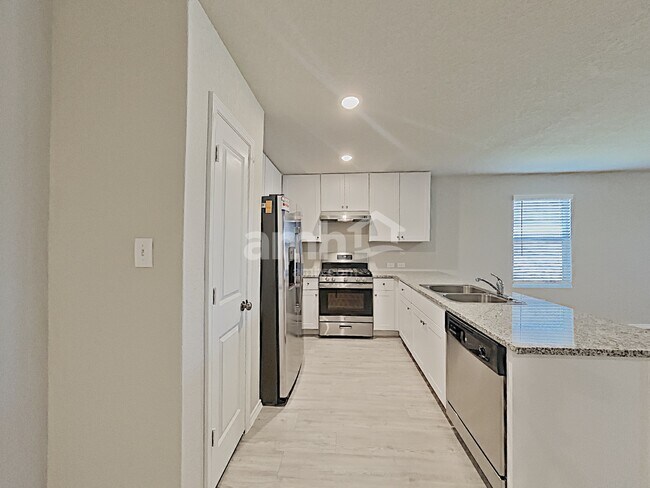 Foto del edificio - 502 Summersweet Rd