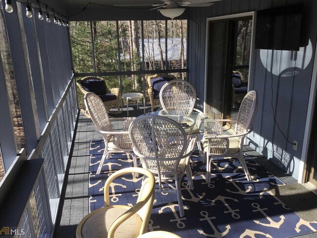 Foto del edificio - 511 Lakeshore Cir