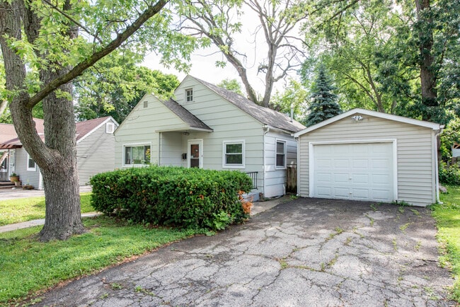 Building Photo - 221 Kenwood Dr