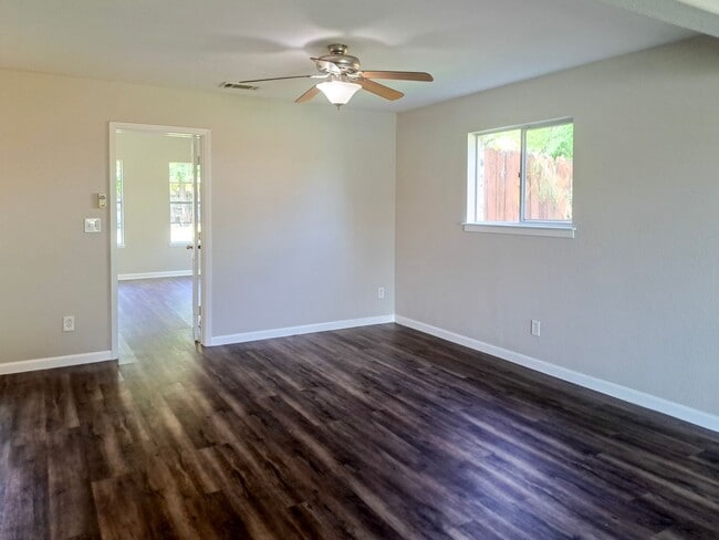 Building Photo - 5 bed / 2 bath